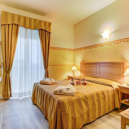 Hotel Byron Rimini Extérieur photo