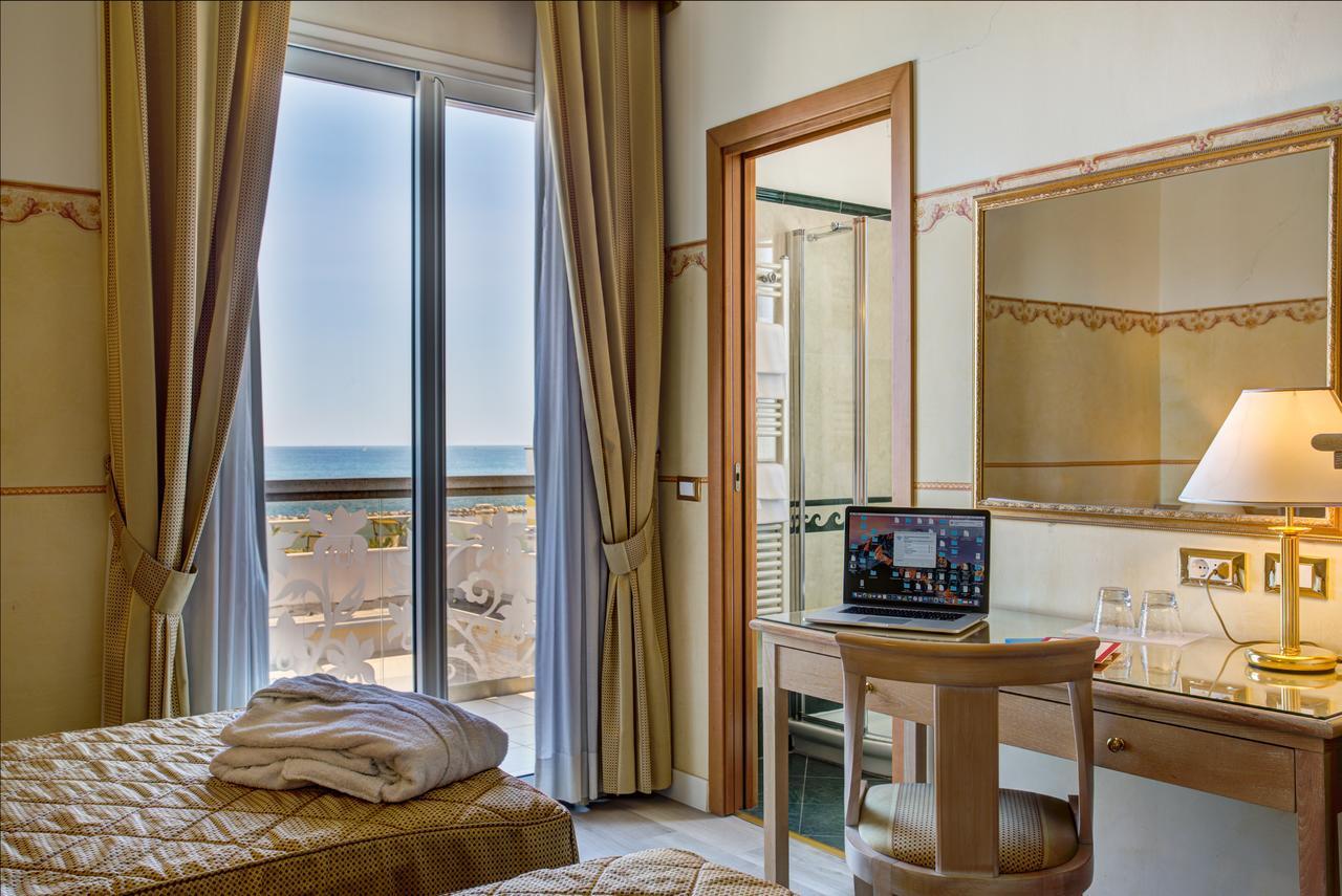Hotel Byron Rimini Extérieur photo