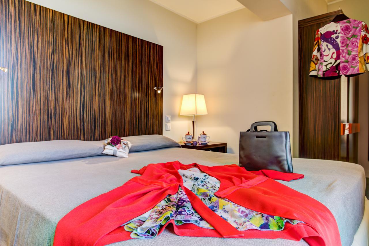 Hotel Byron Rimini Extérieur photo