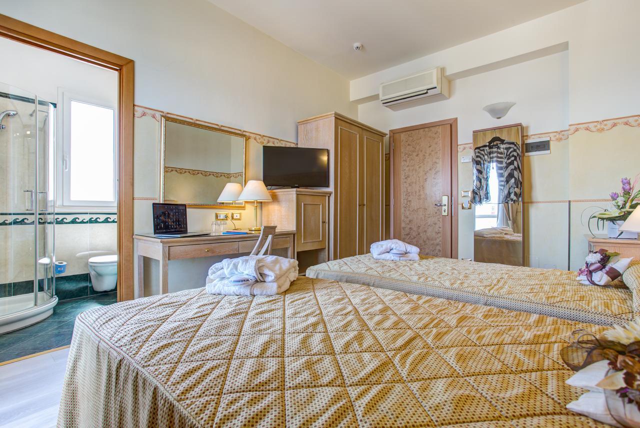 Hotel Byron Rimini Extérieur photo