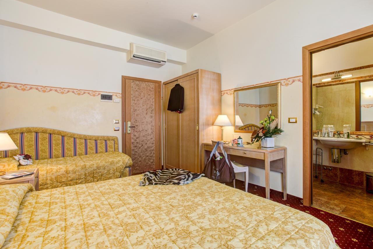 Hotel Byron Rimini Extérieur photo