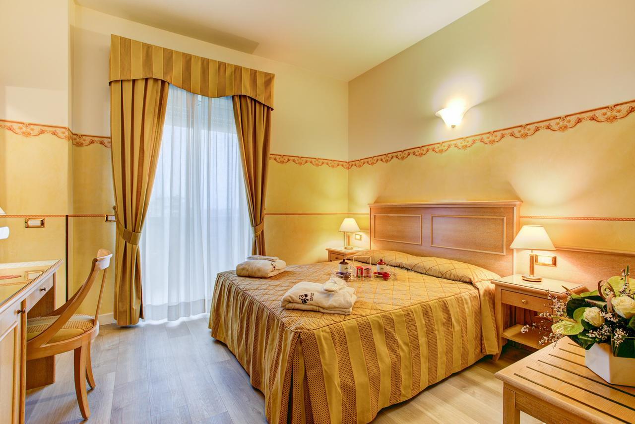 Hotel Byron Rimini Extérieur photo