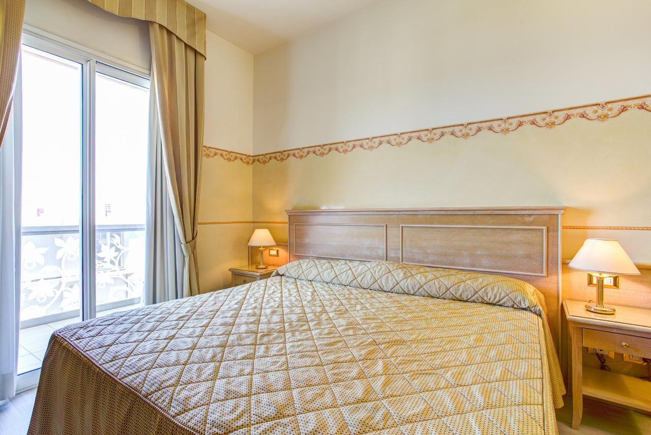 Hotel Byron Rimini Extérieur photo