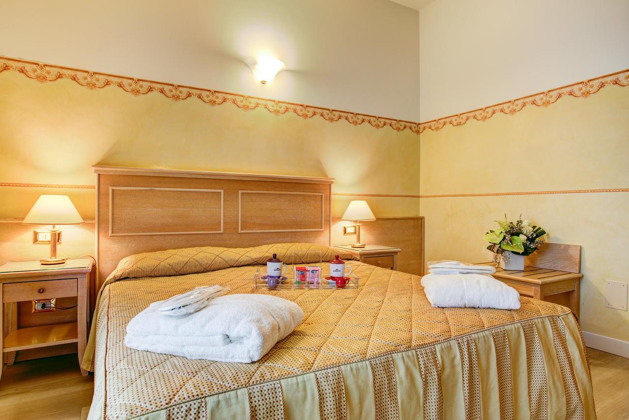 Hotel Byron Rimini Extérieur photo