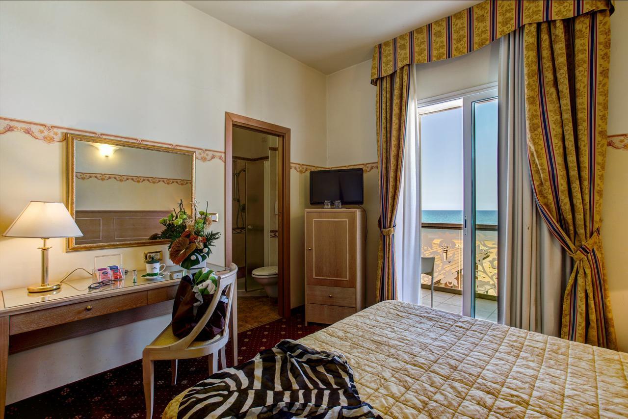 Hotel Byron Rimini Extérieur photo