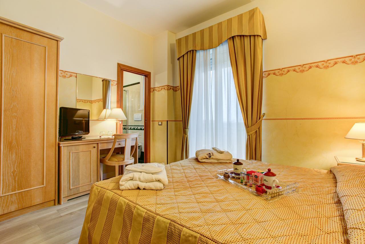 Hotel Byron Rimini Extérieur photo